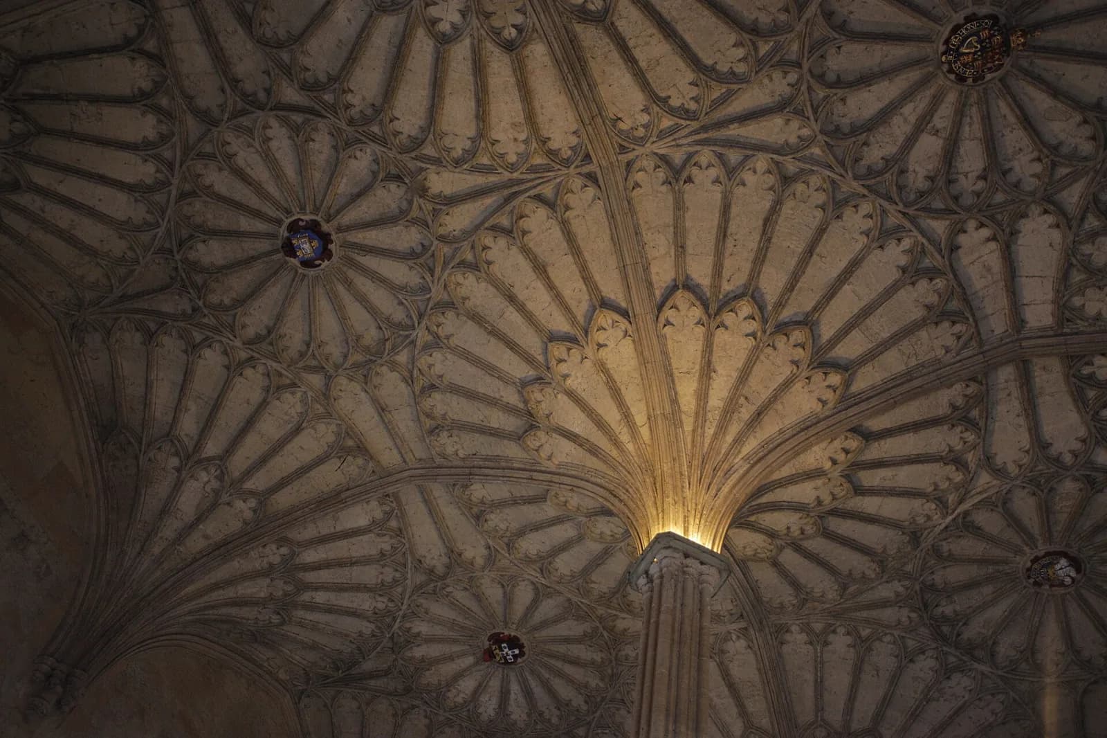 La voûte en éventail au-dessus de l'escalier du Great Hall de Christ Church, à Oxford