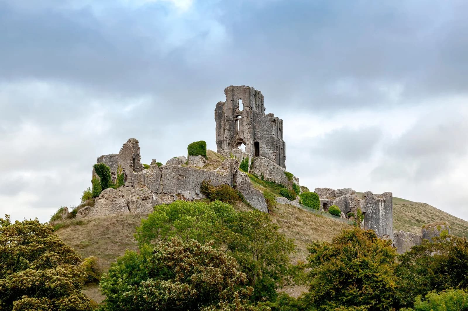Les ruines du château de Corfe Castle sur leur butte, dans le Purbeck (Dorset)