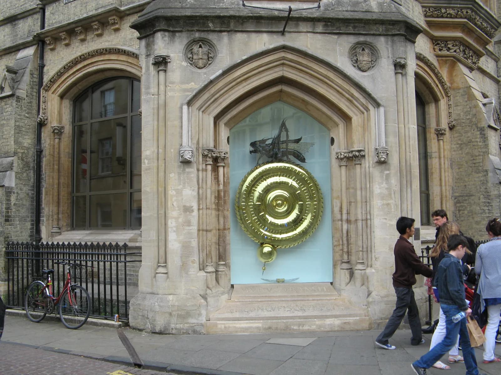 La Corpus Clock et sa sauterelle dorée sur la façade de Corpus Christi College, à Cambridge