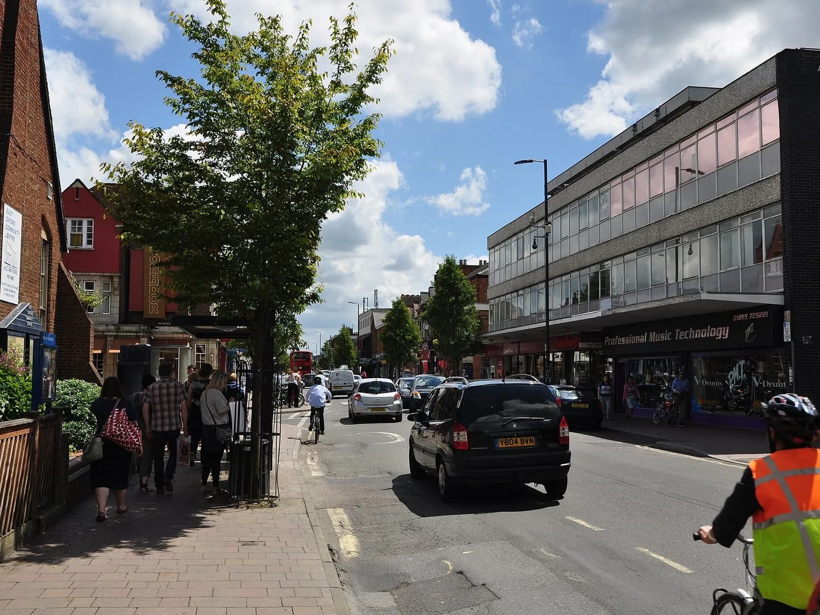 Cowley Road à Oxford, avec ses commerces, ses piétons et ses cyclistes
