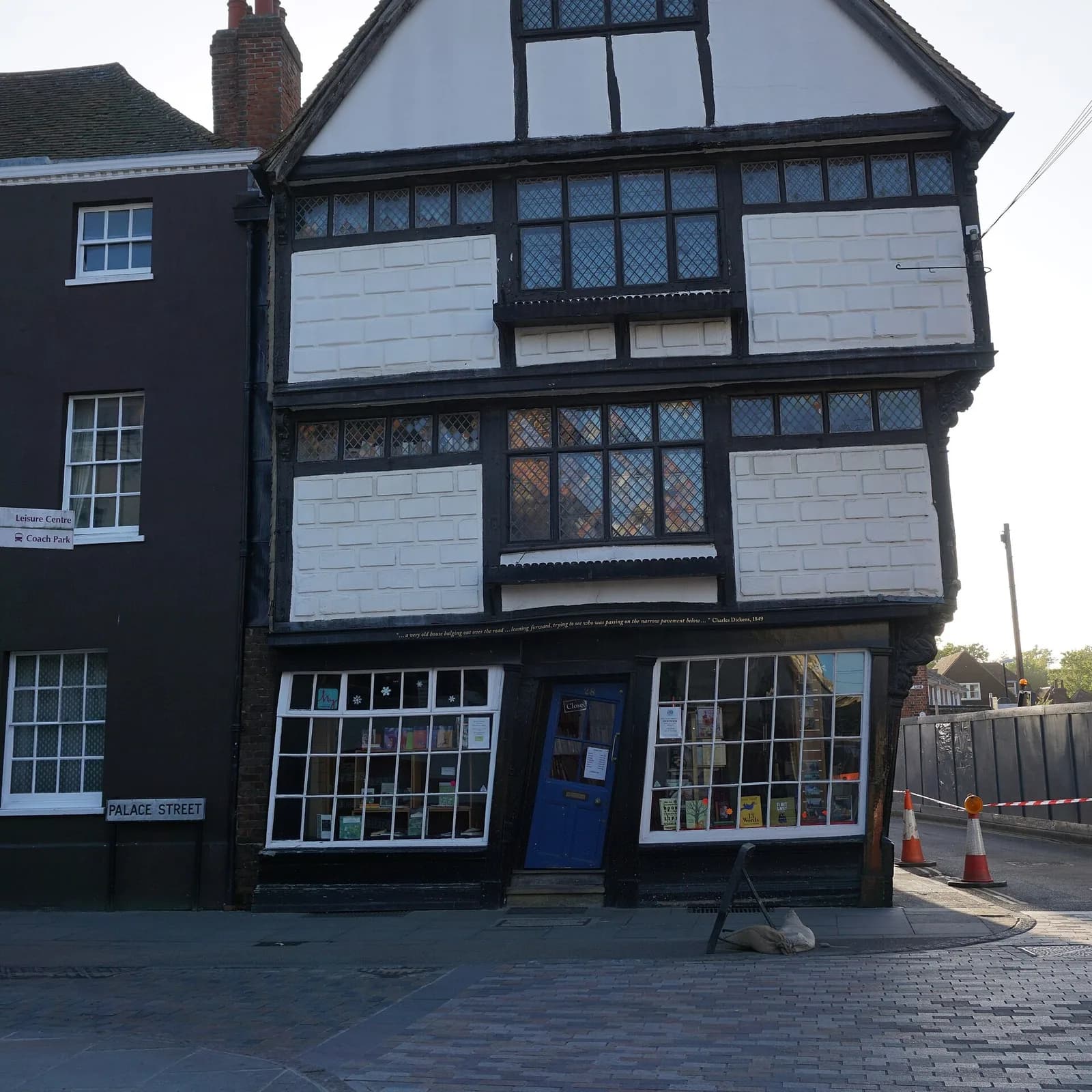 La Crooked House, maison à colombages penchée au coin de Palace Street, à Canterbury
