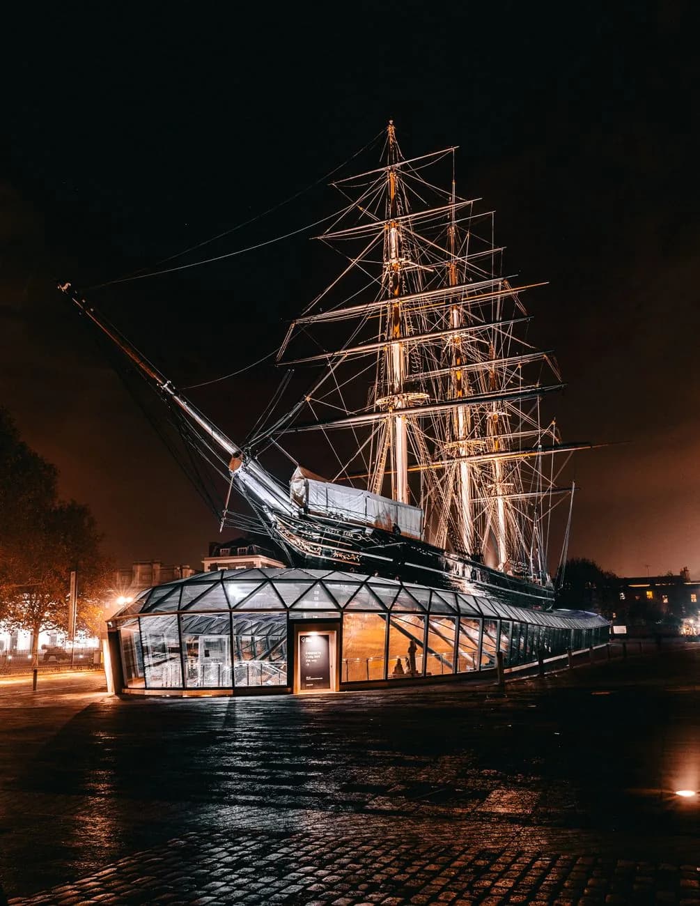 Le clipper Cutty Sark éclairé la nuit dans sa cale sèche de verre, à Greenwich