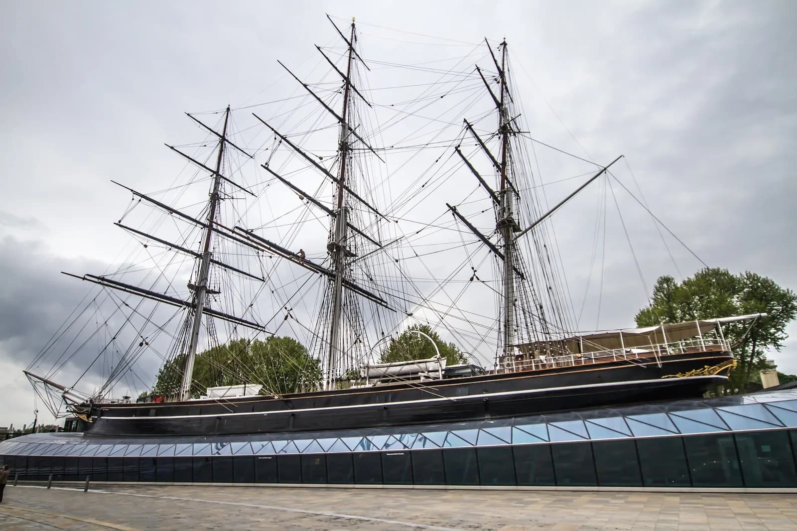 Le Cutty Sark de jour à Greenwich, sa coque noire posée sur sa base vitrée
