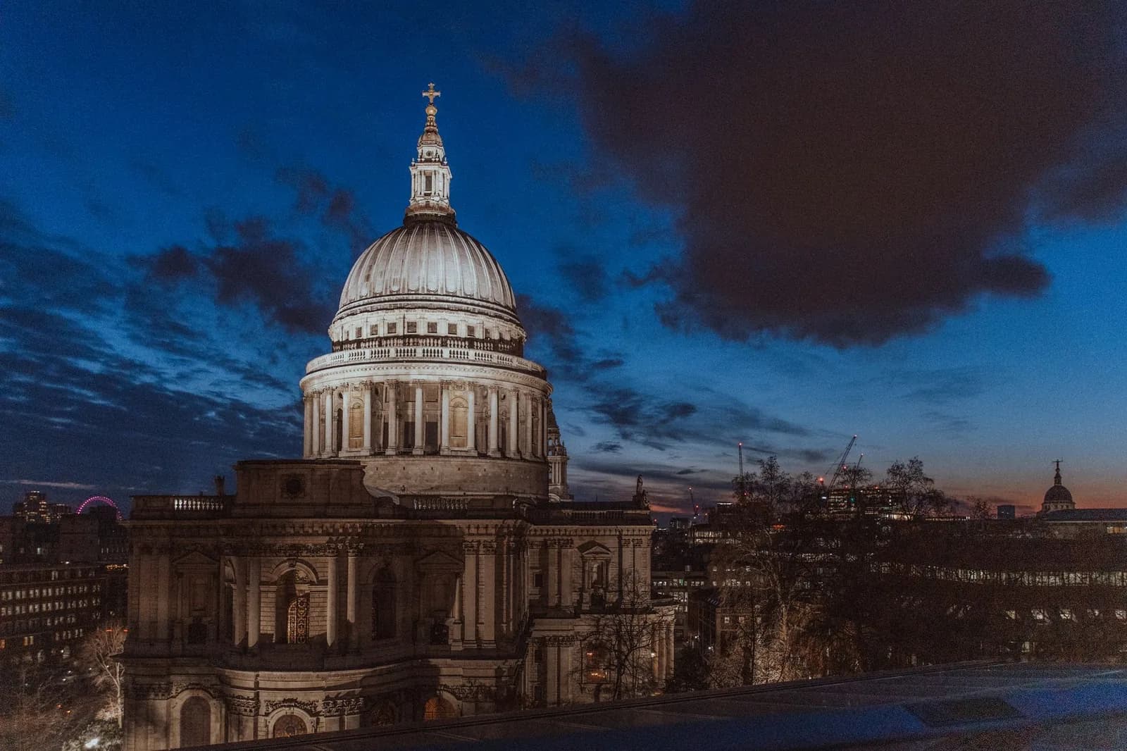 Le dôme éclairé de la cathédrale Saint-Paul de Londres au crépuscule, vu depuis les toits de la City