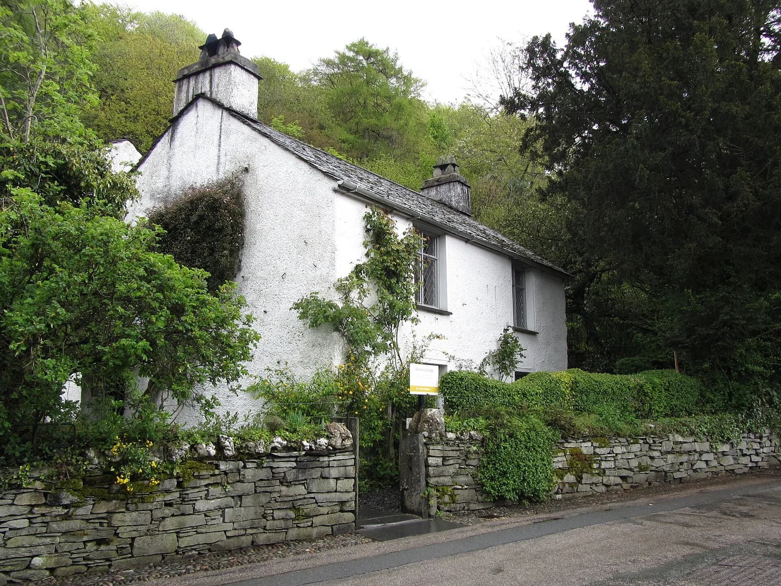 Dove Cottage, la maison blanche de Wordsworth à Grasmere, derrière un muret de pierre