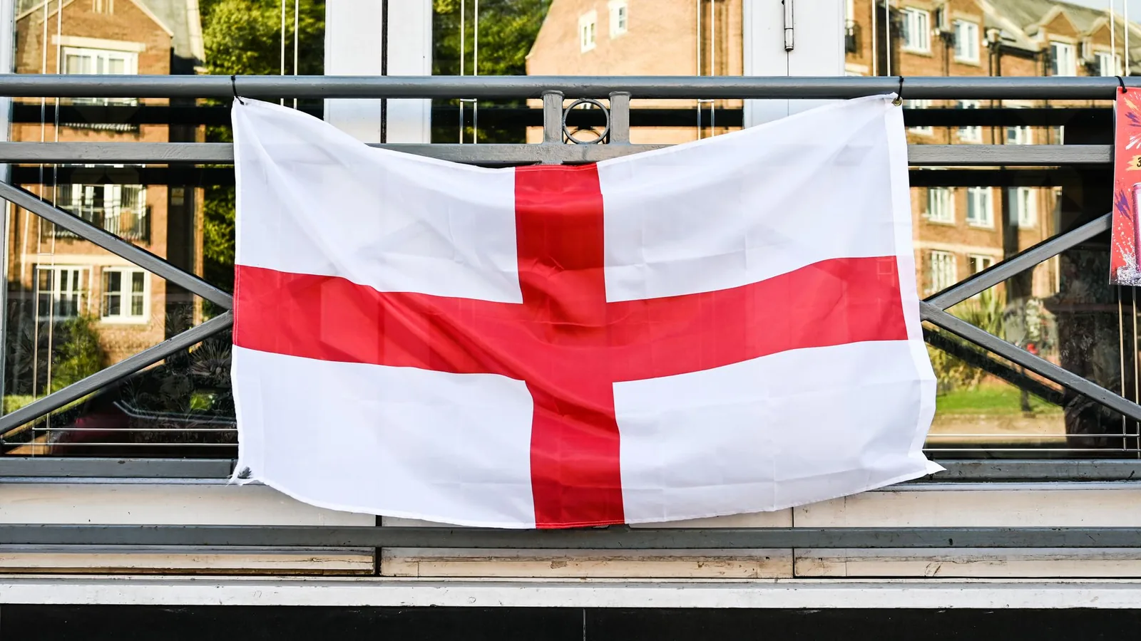 Drapeau à la croix de saint Georges accroché à une façade anglaise