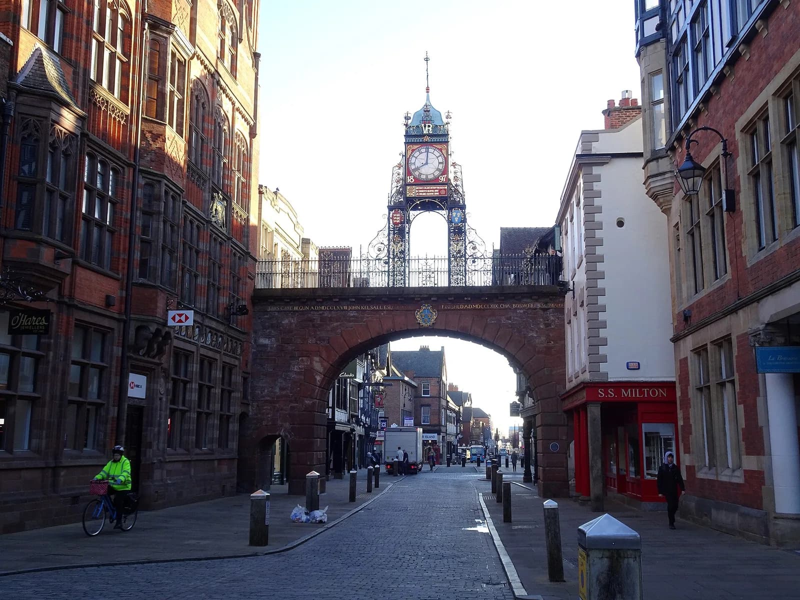 L'Eastgate Clock victorienne au-dessus de la porte Est, dans Eastgate Street à Chester