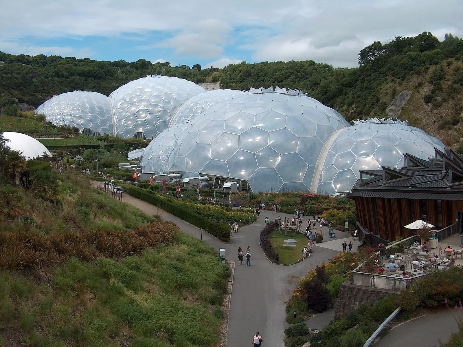 Les dômes géodésiques de l'Eden Project dans leur ancienne carrière, près de St Austell