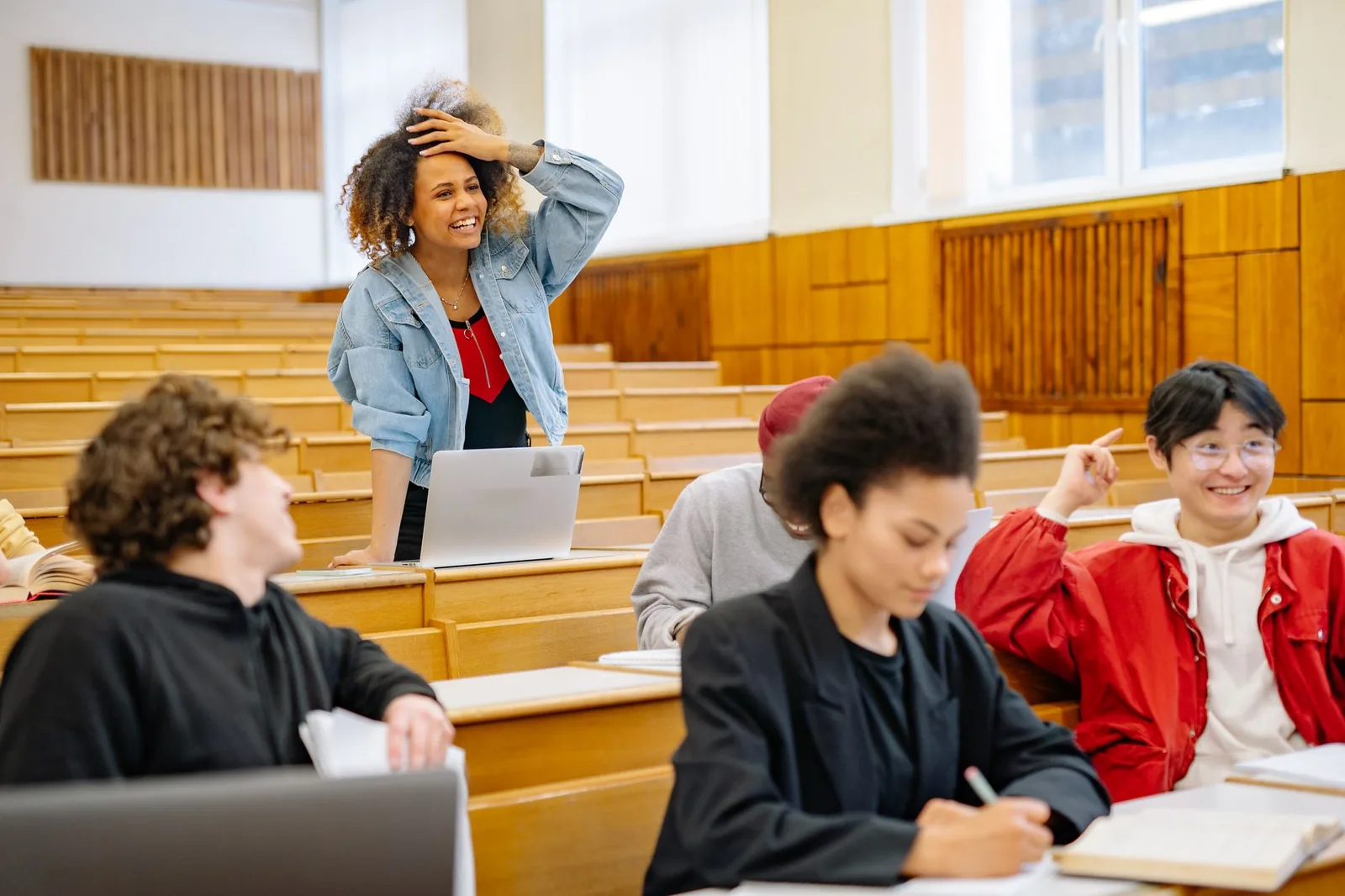 Étudiants installés dans un amphithéâtre universitaire pendant un cours