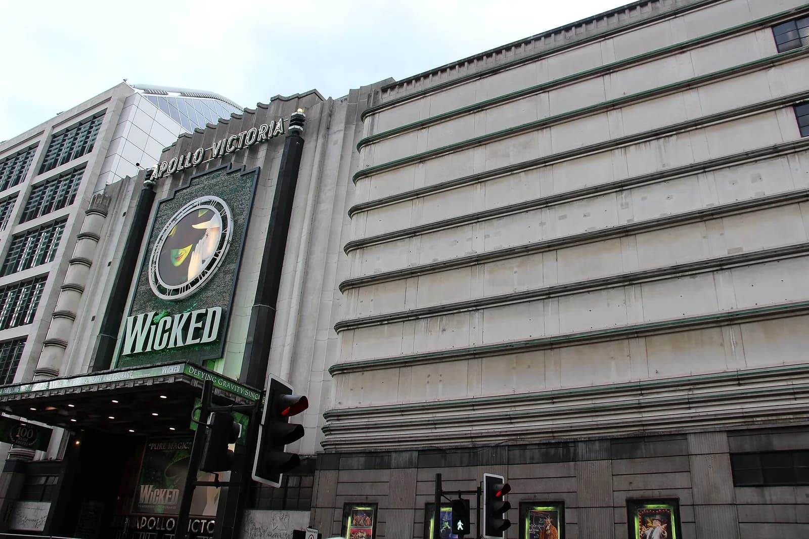 La façade de l'Apollo Victoria Theatre, avec l'affiche de Wicked