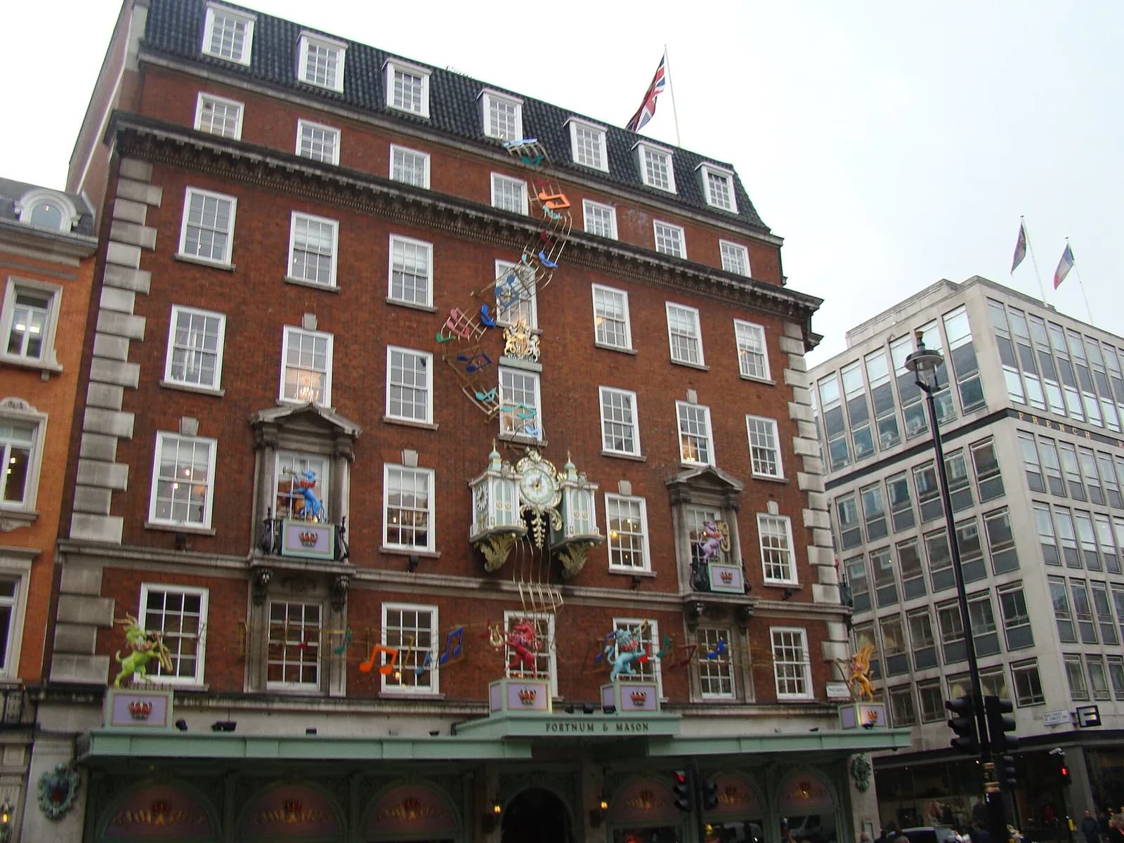 Façade de Fortnum & Mason et son horloge sur Piccadilly, à Londres