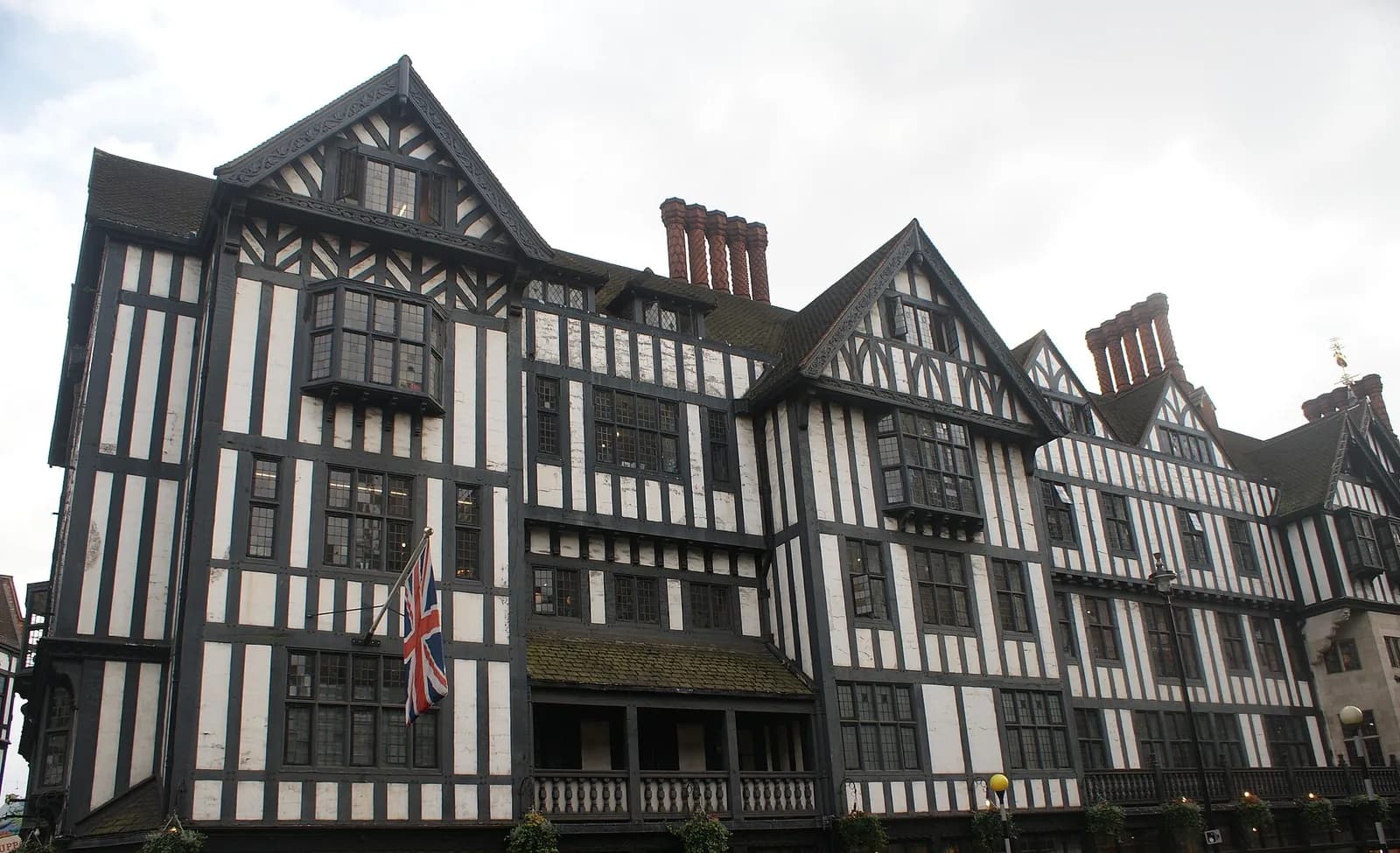 Façade à colombages noir et blanc du grand magasin Liberty, Great Marlborough Street à Londres, avec un drapeau britannique