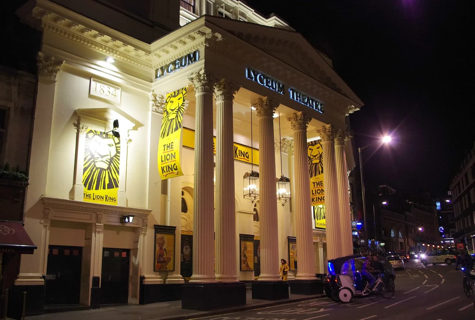 La façade illuminée du Lyceum Theatre, sur Wellington Street, avec les bannières du Roi Lion