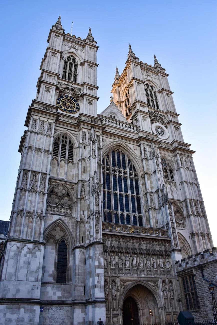 La façade ouest de l'abbaye de Westminster et ses deux tours gothiques