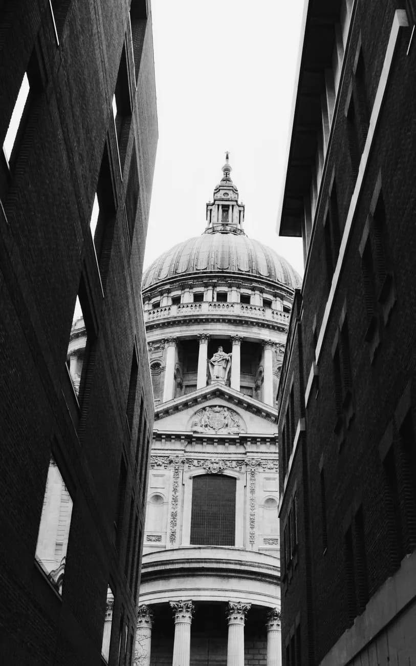 La façade ouest et le dôme de la cathédrale Saint-Paul de Londres vus depuis une ruelle de la City
