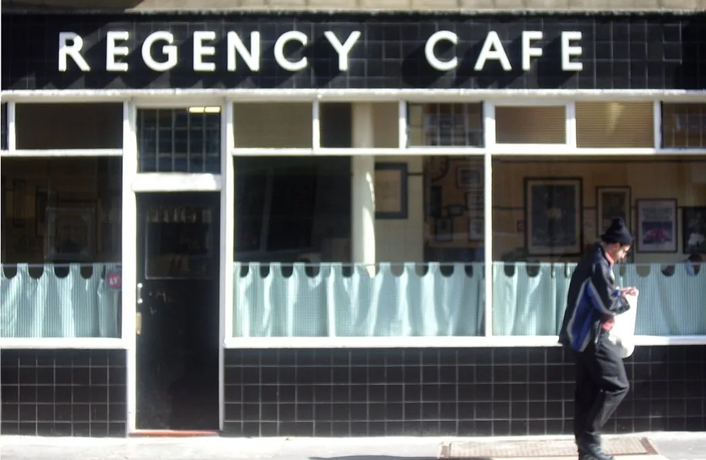 Devanture du Regency Café à Pimlico, Londres, avec son enseigne et ses carreaux noirs