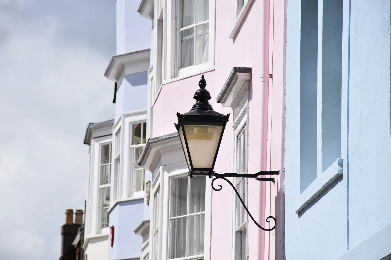 Façades pastel de maisons anciennes de Brighton et réverbère en fer forgé
