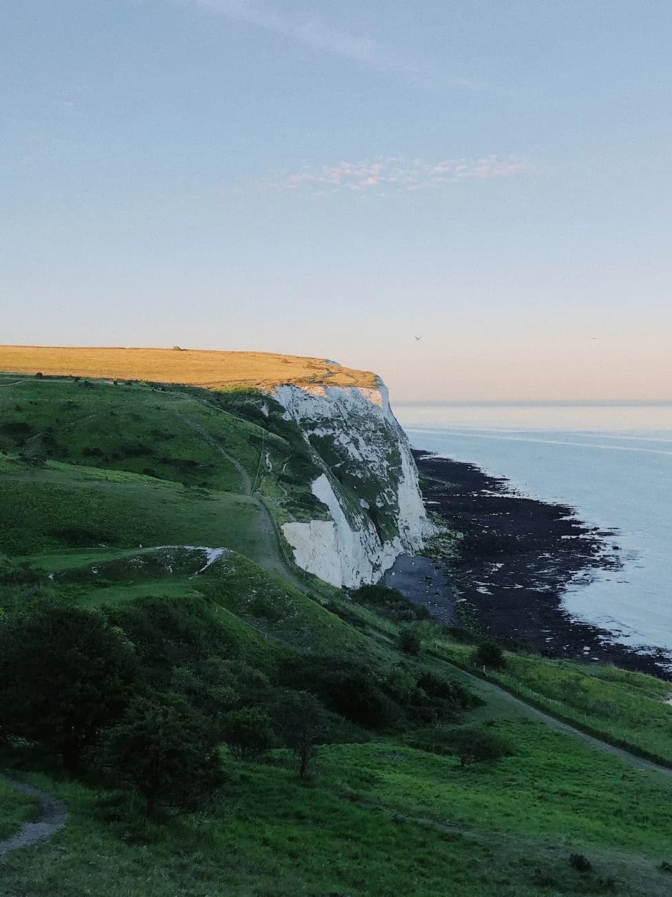 Falaises de craie blanche du Kent tombant dans la Manche au crépuscule