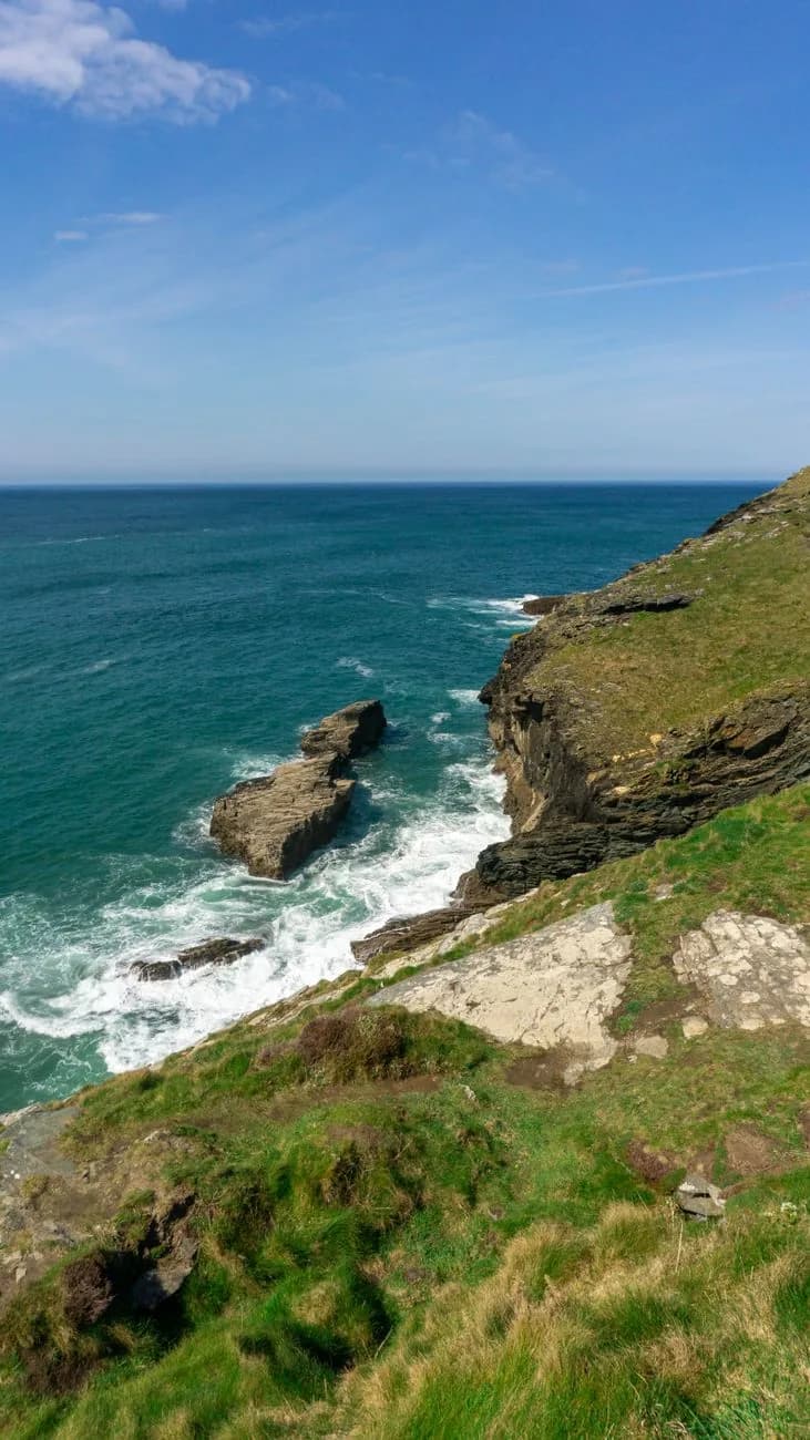 Falaises des Cornouailles surplombant une mer turquoise