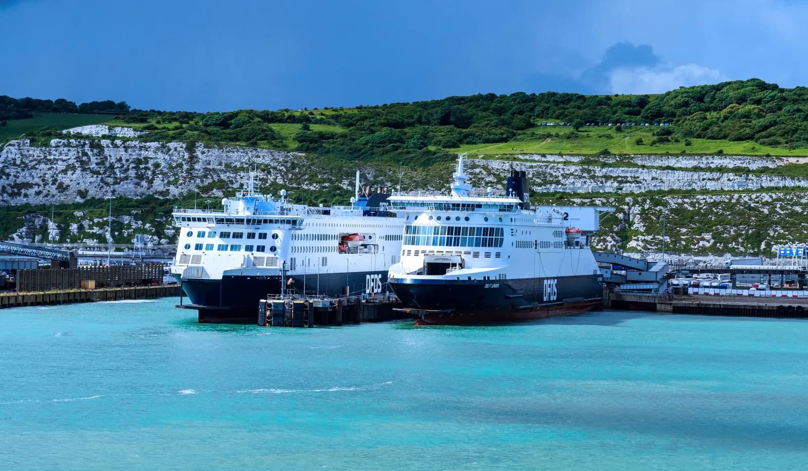 Deux ferries à quai dans le port de Douvres, au pied des falaises blanches
