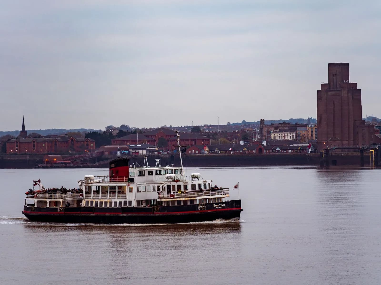 Le ferry Royal Iris of the Mersey naviguant sur la Mersey