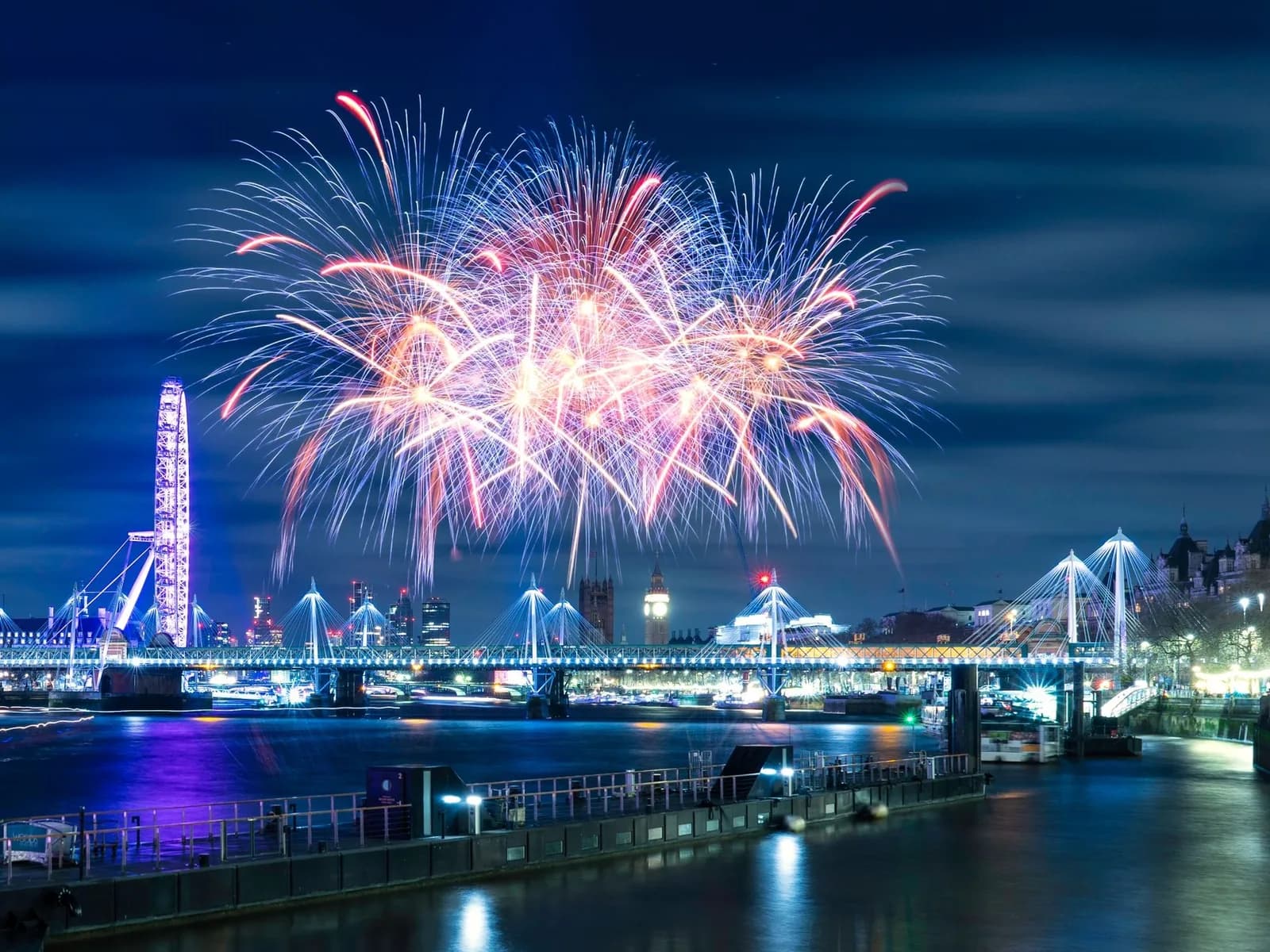 Feux d'artifice au-dessus de la Tamise, avec le London Eye et les ponts illuminés
