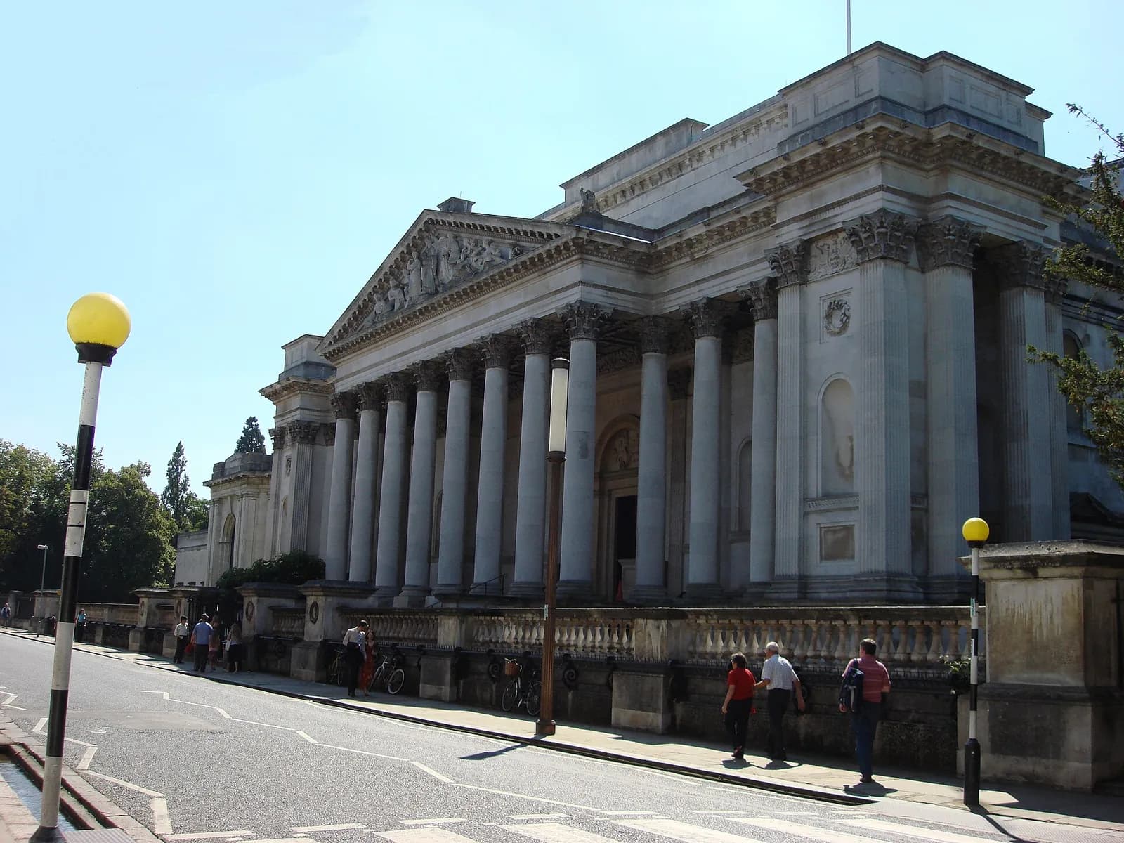 La façade à colonnes du Fitzwilliam Museum sur Trumpington Street, à Cambridge