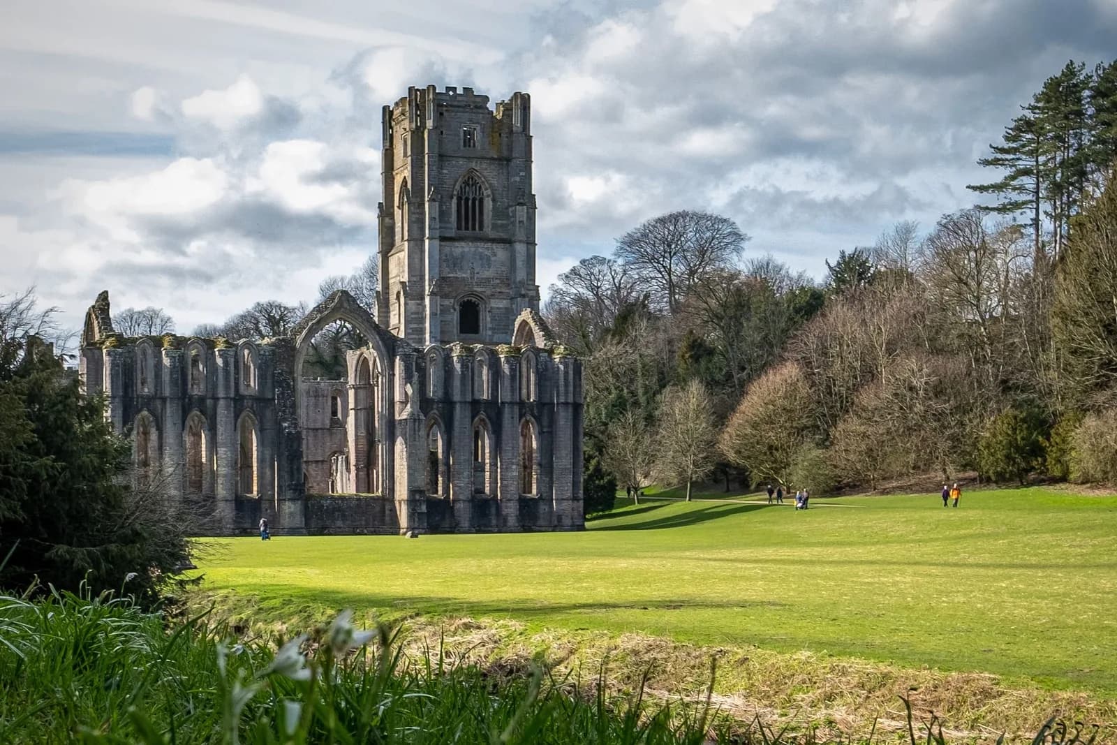 Les ruines de Fountains Abbey au bord de la rivière Skell