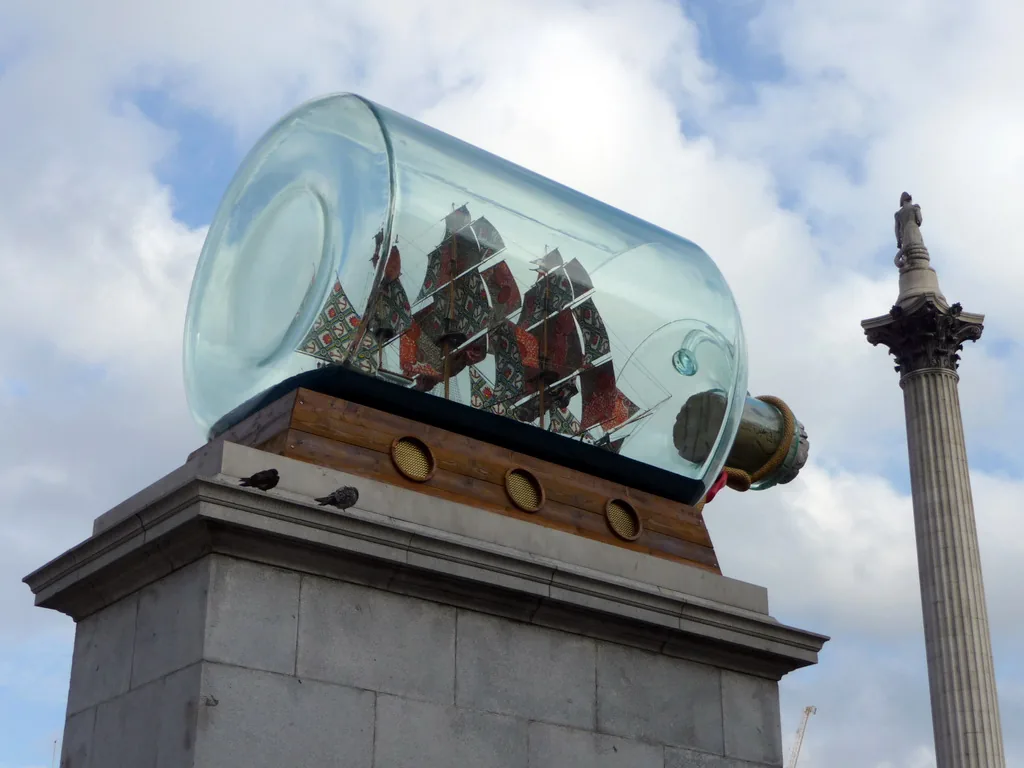 Nelson's Ship in a Bottle de Yinka Shonibare, exposé de 2010 à 2012 sur le Fourth Plinth, à côté de la colonne de Nelson