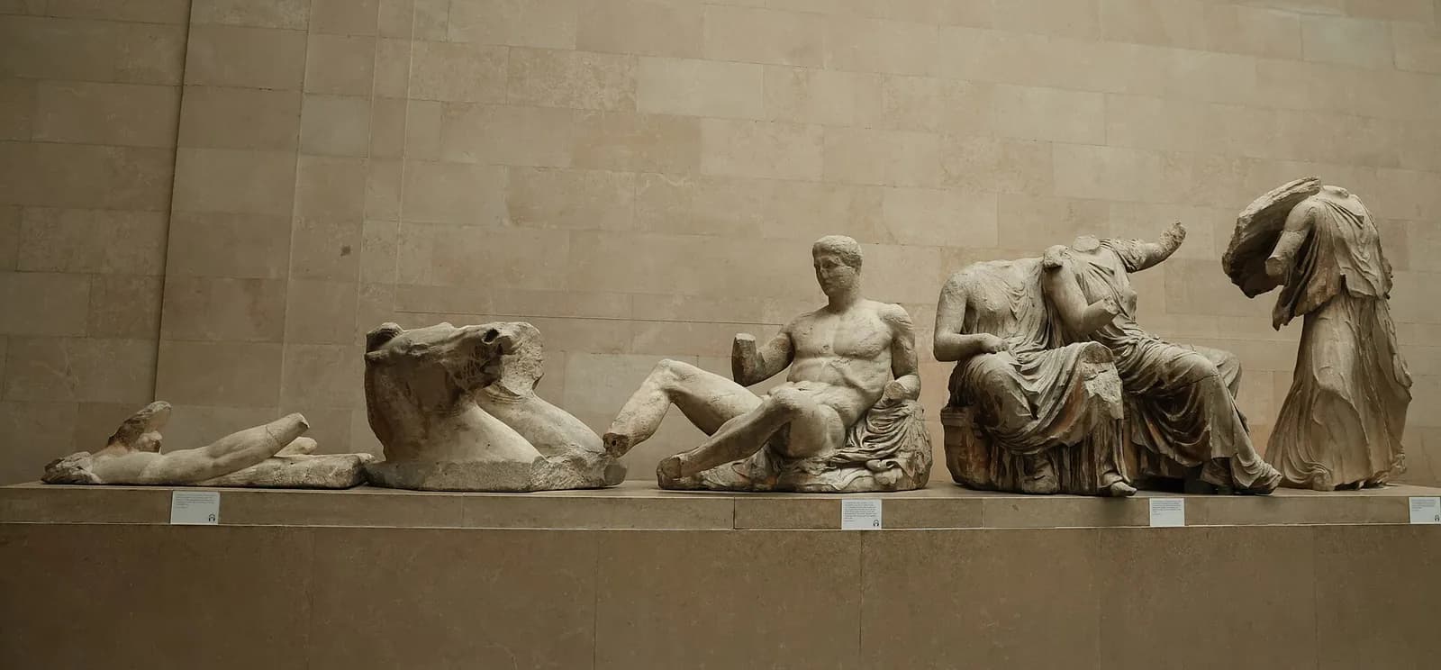 Les sculptures du Parthénon exposées le long des murs de la salle 18 du British Museum