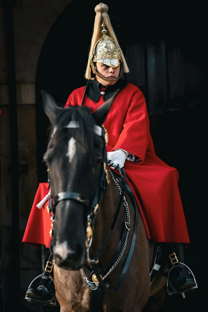 Cavalier de la Household Cavalry en tunique rouge devant Horse Guards, à Londres