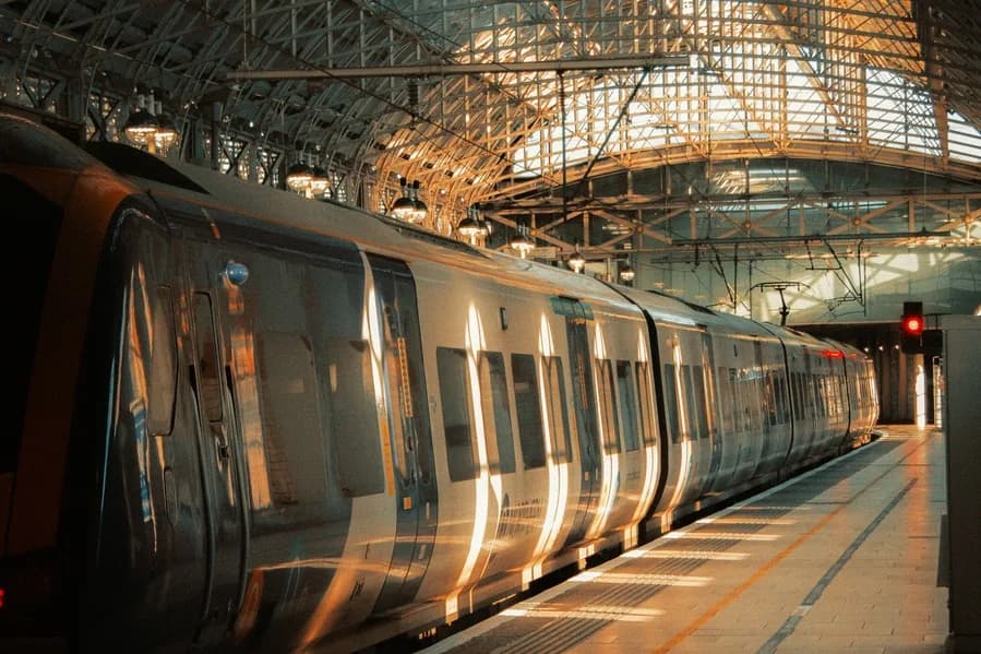 Train à quai sous la verrière de la gare de Manchester Piccadilly