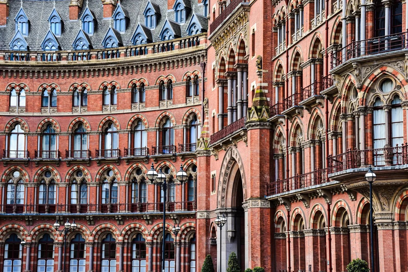 Façade néogothique en briques rouges du St Pancras Renaissance, devant la gare St Pancras à King's Cross