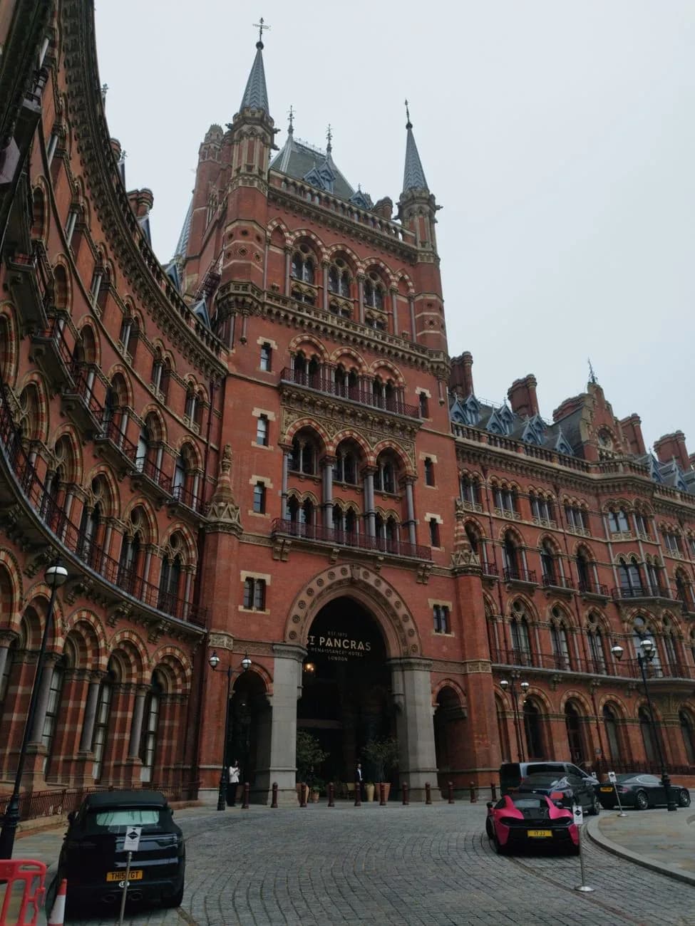 La façade néogothique en brique rouge de la gare de St Pancras à Londres