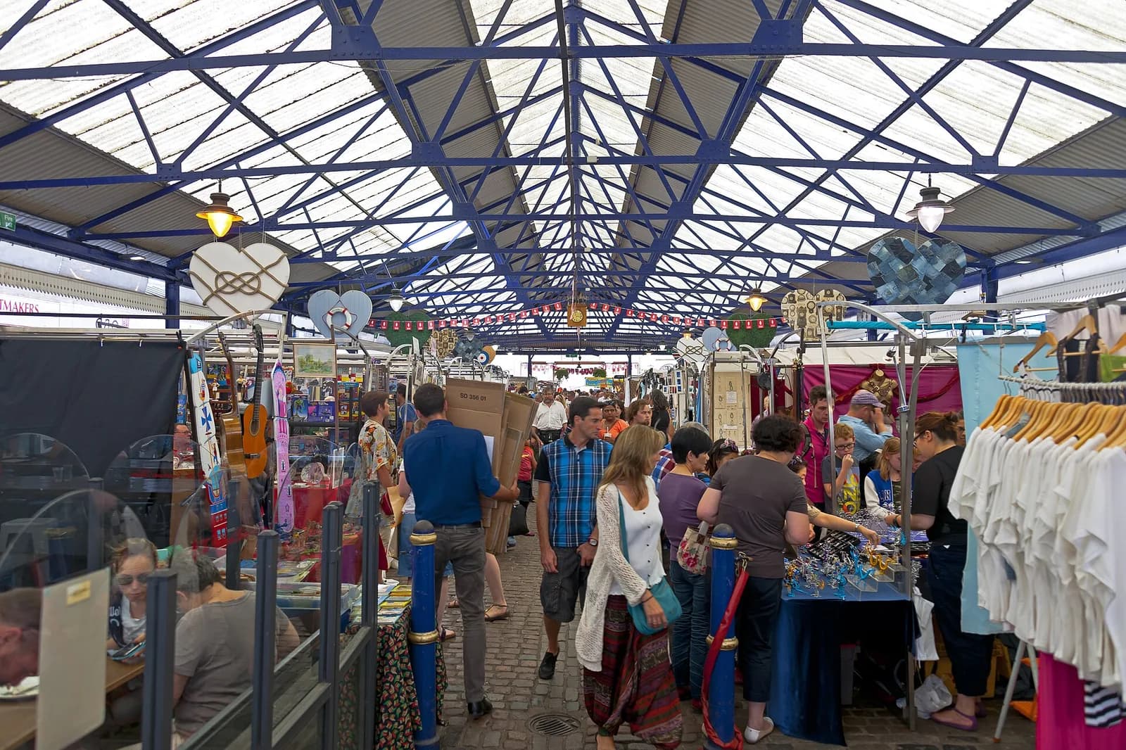 Stands et visiteurs sous la verrière du marché couvert de Greenwich