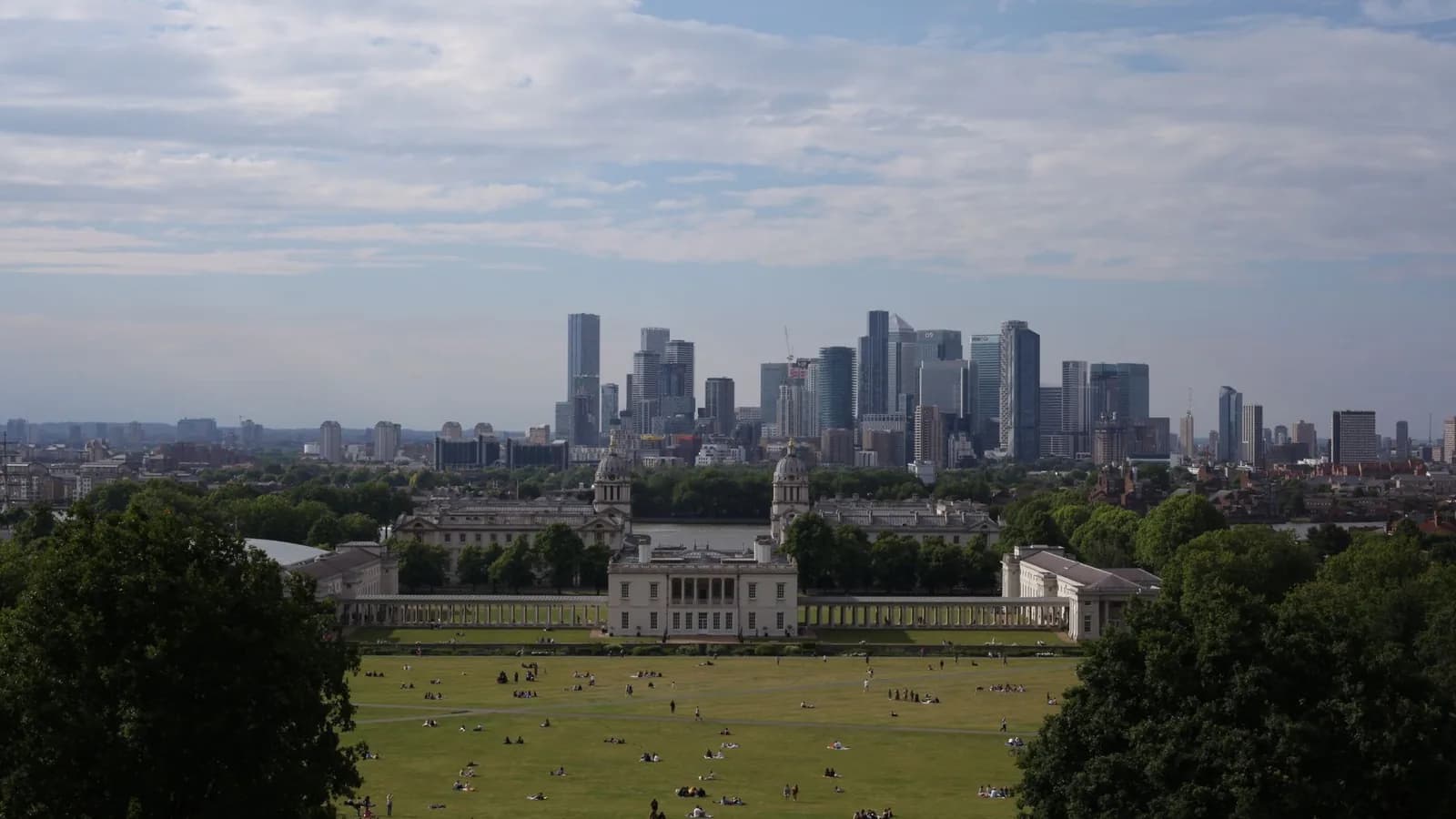 Vue depuis Greenwich Park sur le Old Royal Naval College et les tours de Canary Wharf, Londres