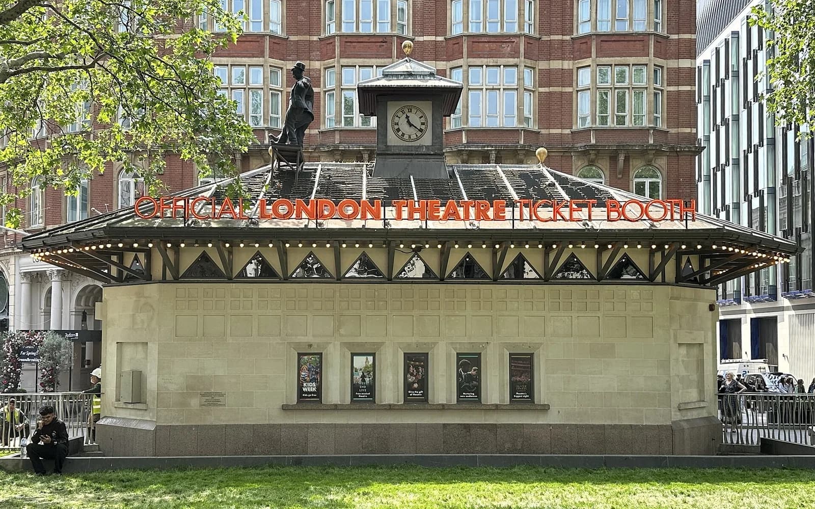 Le guichet TKTS et sa tour d'horloge sur Leicester Square