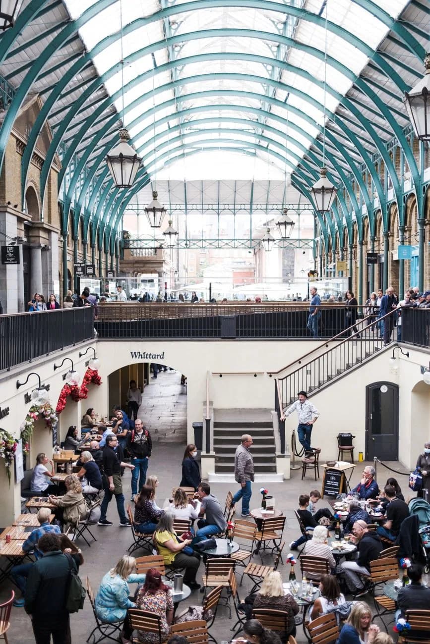 L'intérieur de la halle de Covent Garden et sa verrière, à Londres
