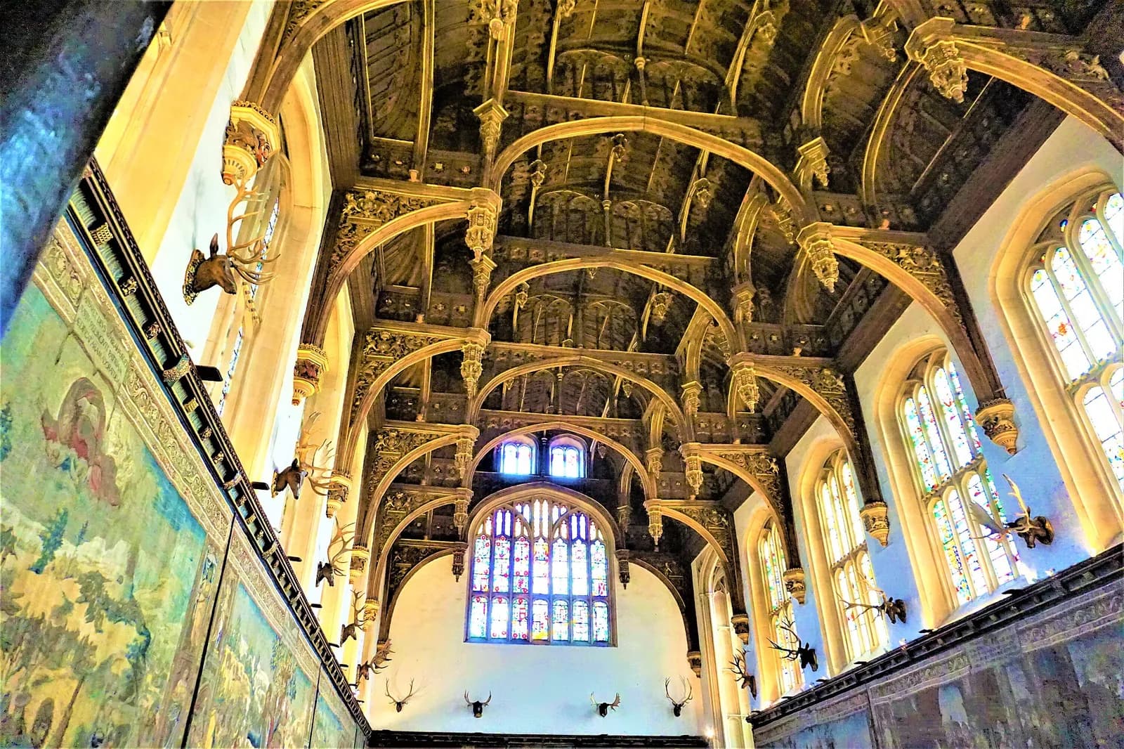 Le Great Hall de Hampton Court, sa charpente de bois sculpté et ses tapisseries