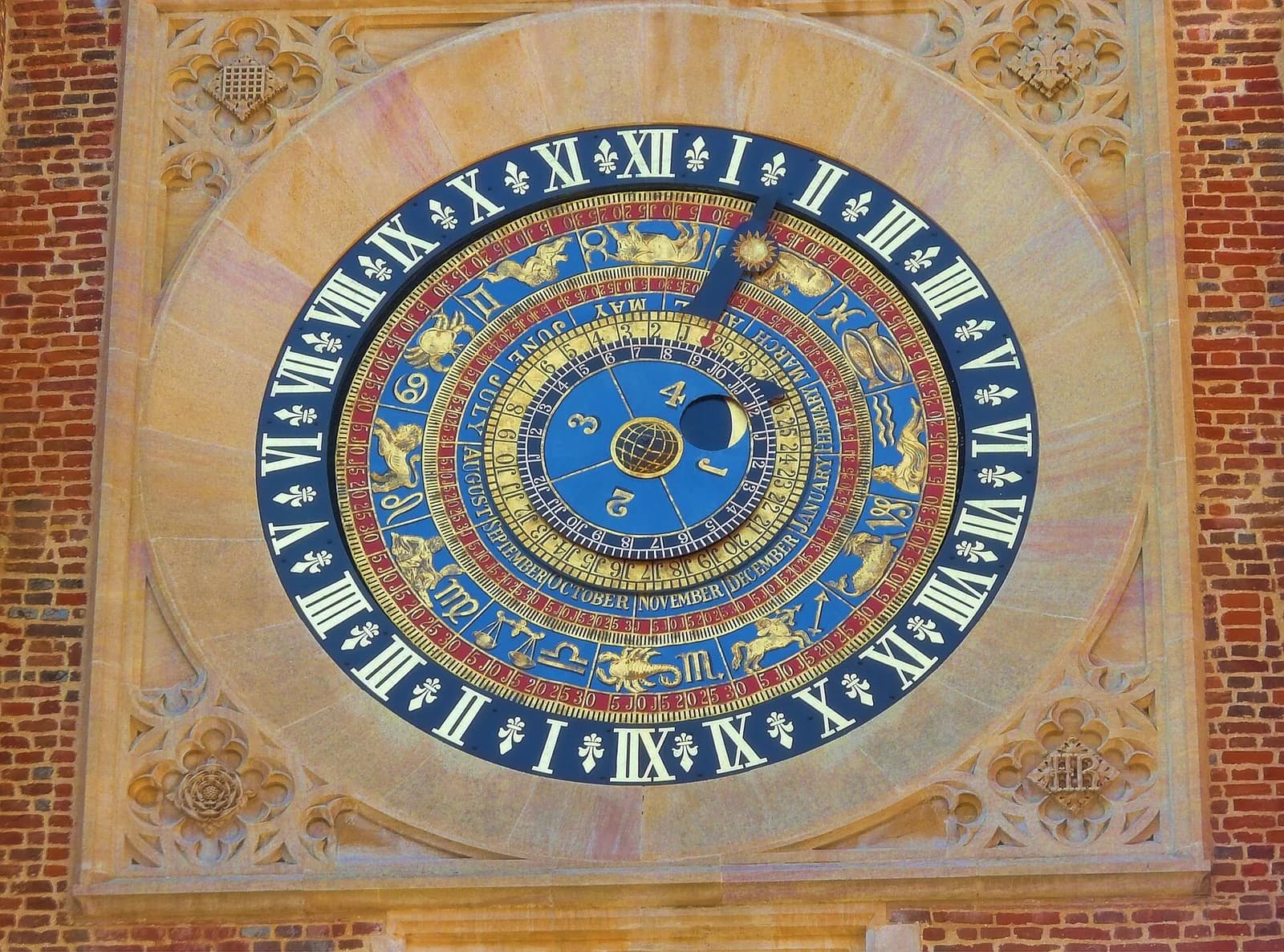 Le cadran bleu et or de l'horloge astronomique de Hampton Court