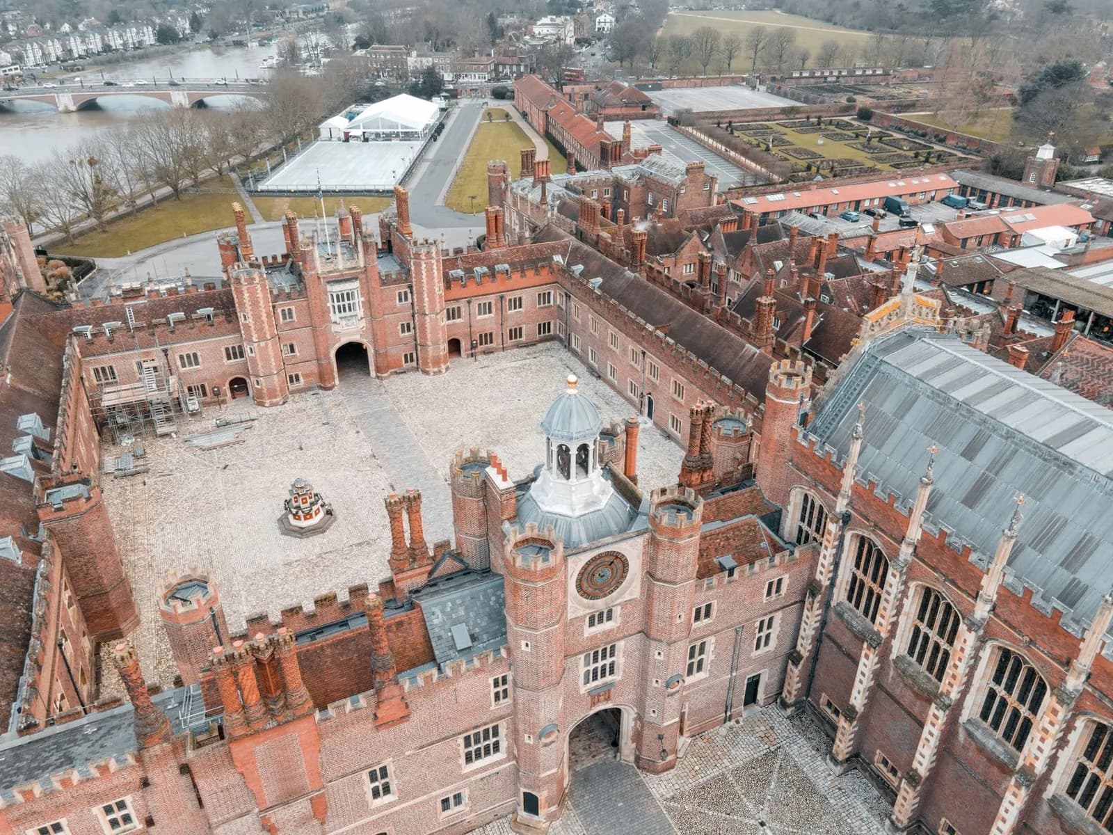 Les cours et cheminées de brique du palais de Hampton Court vues d'en haut