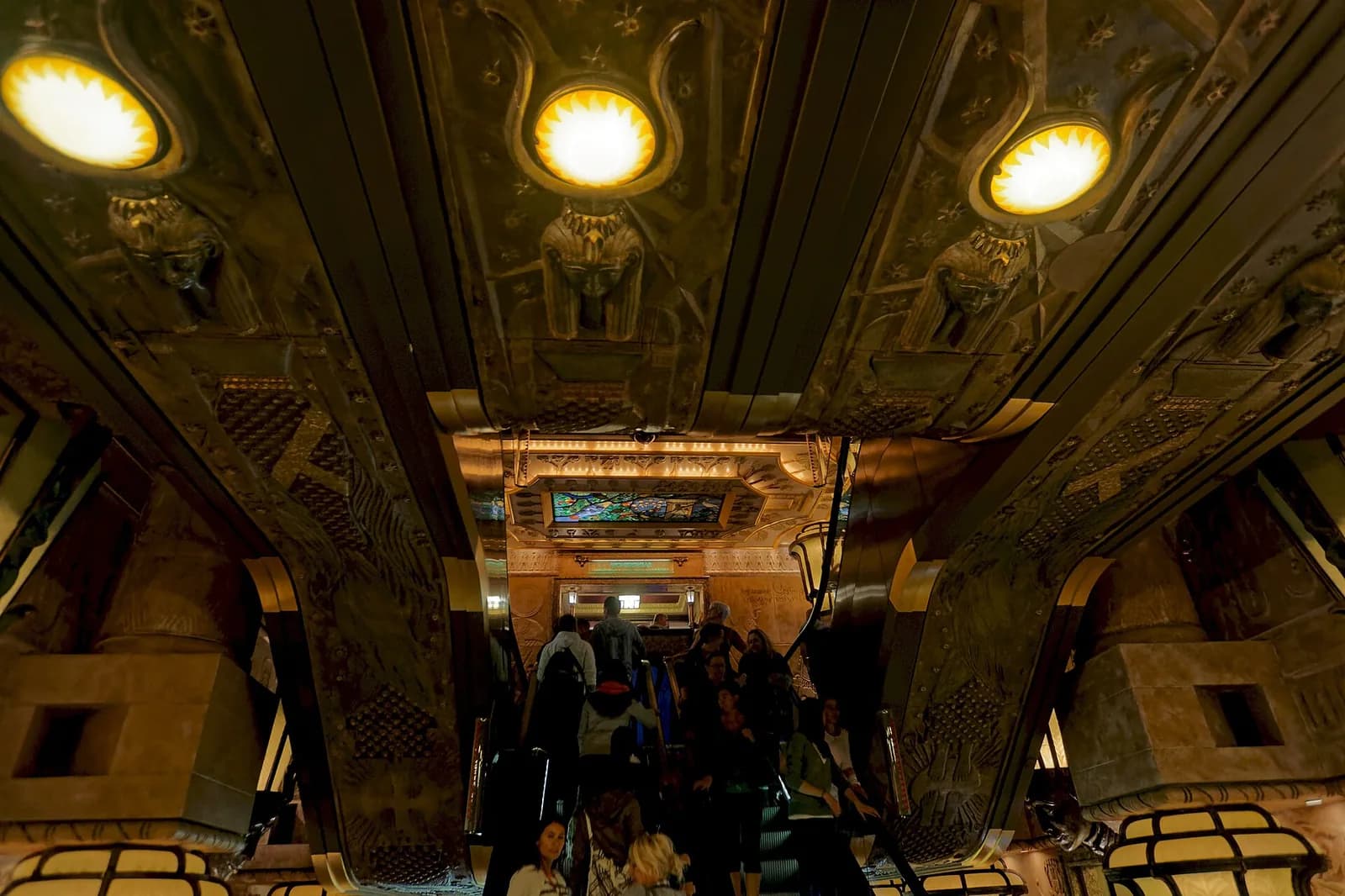 Le décor pharaonique de l'escalier égyptien de Harrods