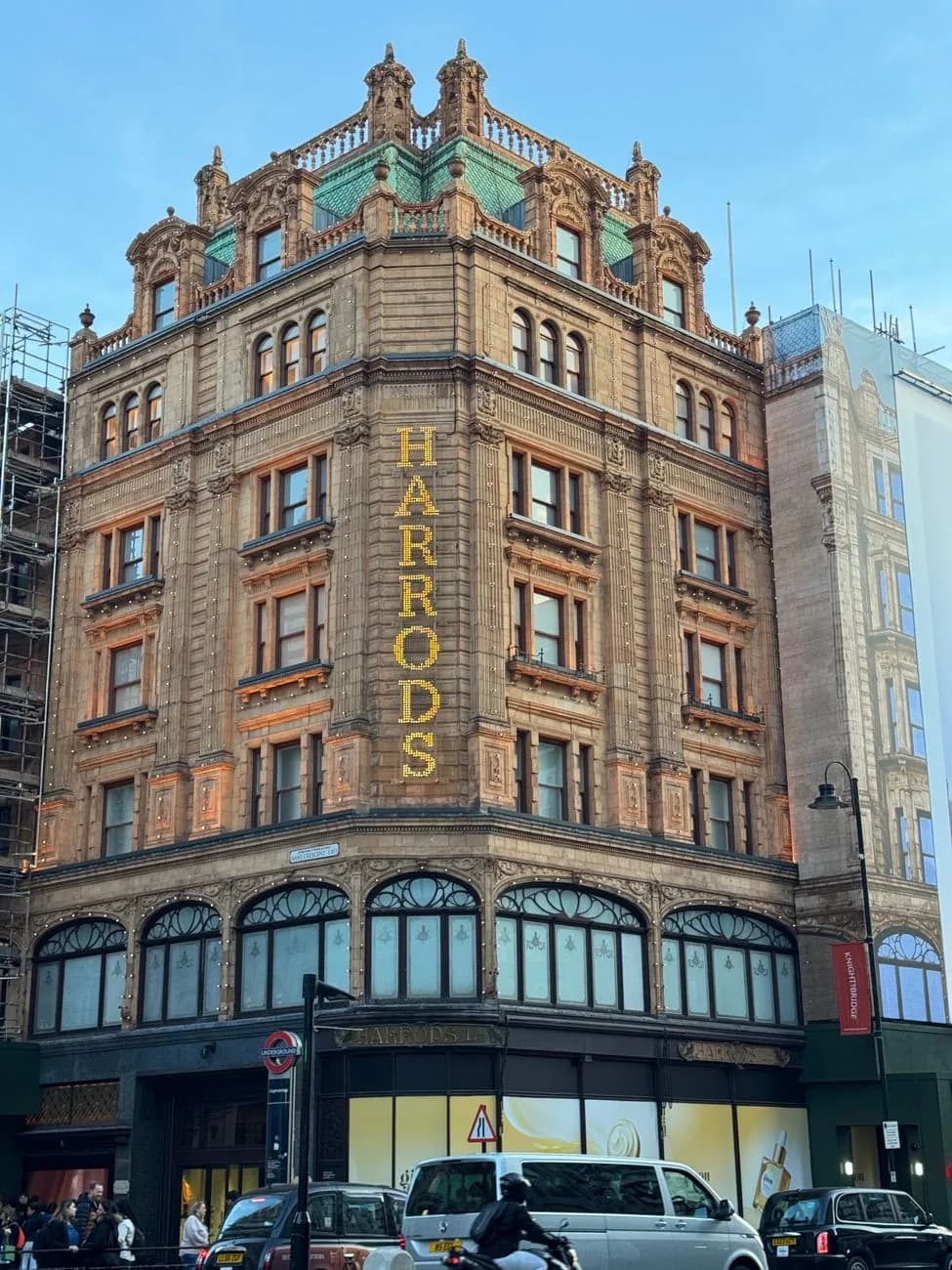 La façade de Harrods sur Brompton Road, à Knightsbridge