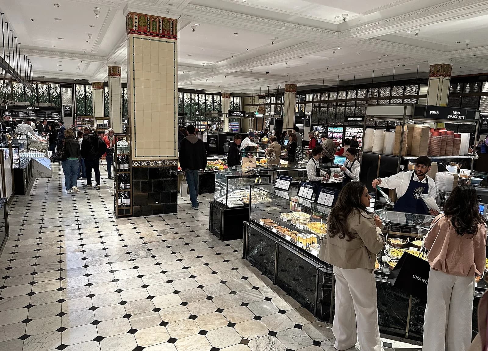 Les comptoirs décorés des Food Halls de Harrods