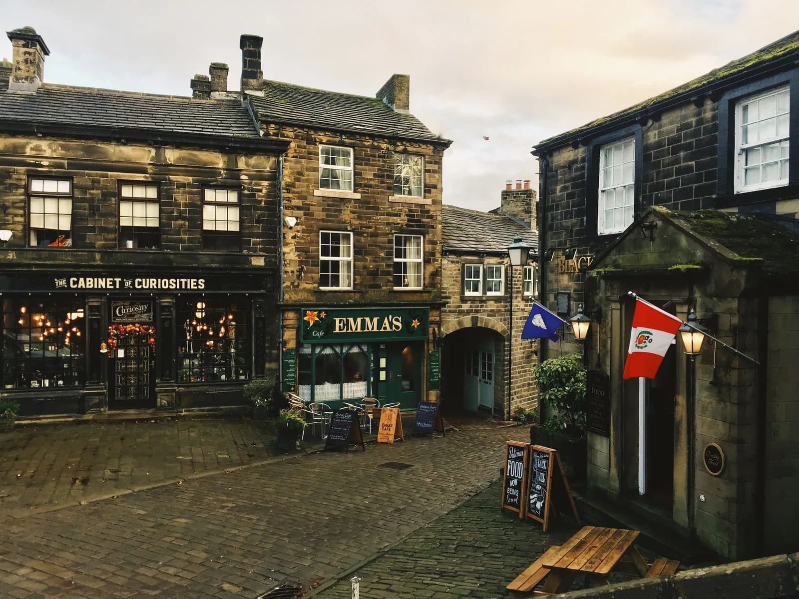La rue principale pavée de Haworth, le village des Brontë