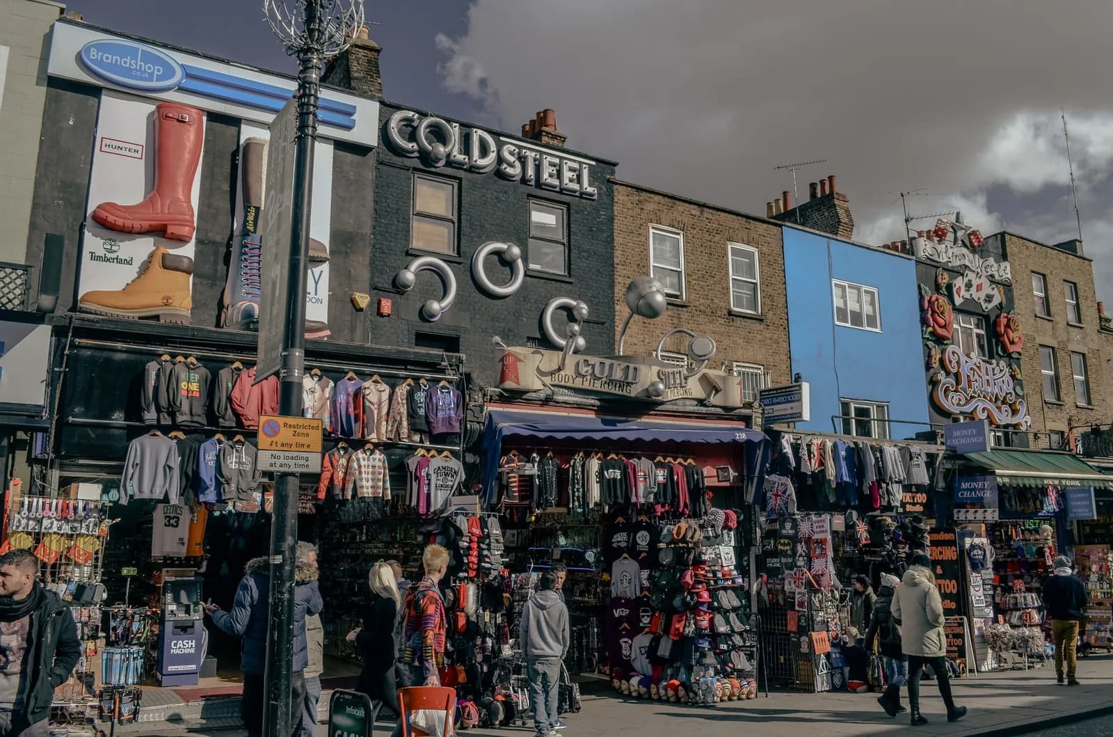 Façades colorées et boutiques de Camden High Street, à Camden Town, Londres