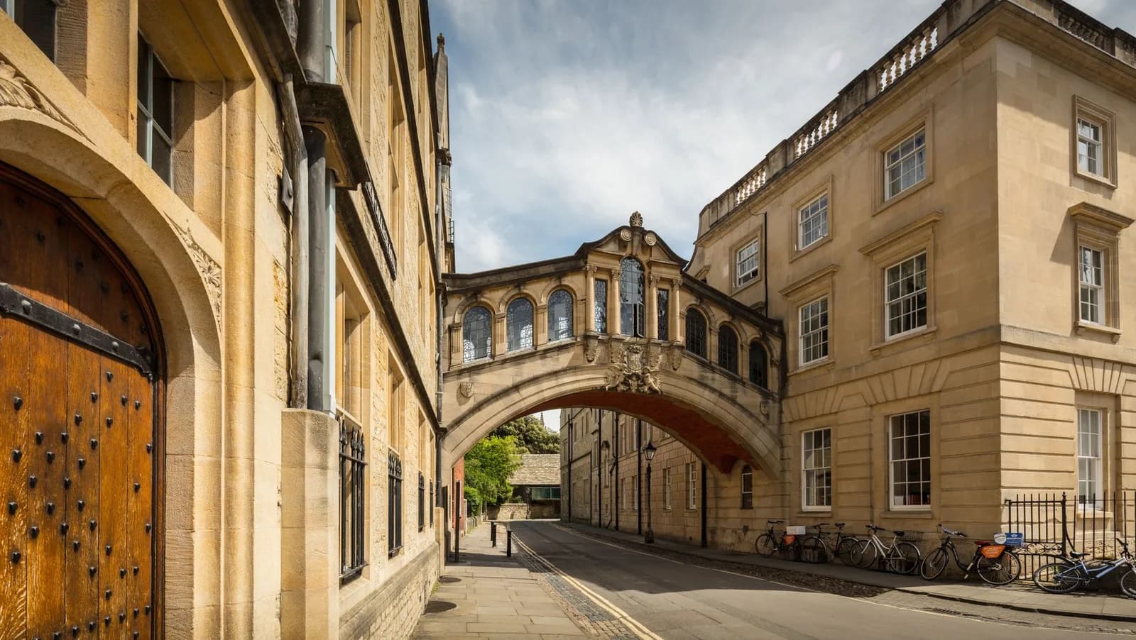 Hertford Bridge, surnommé le pont des Soupirs, entre deux bâtiments de pierre à Oxford