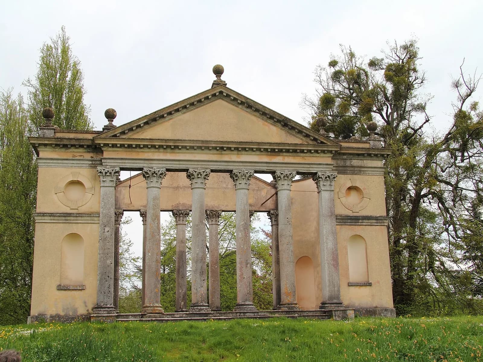 Jackdaw's Castle, folie du XVIIIe siècle à fronton et colonnes dans le parc de Highclere Castle