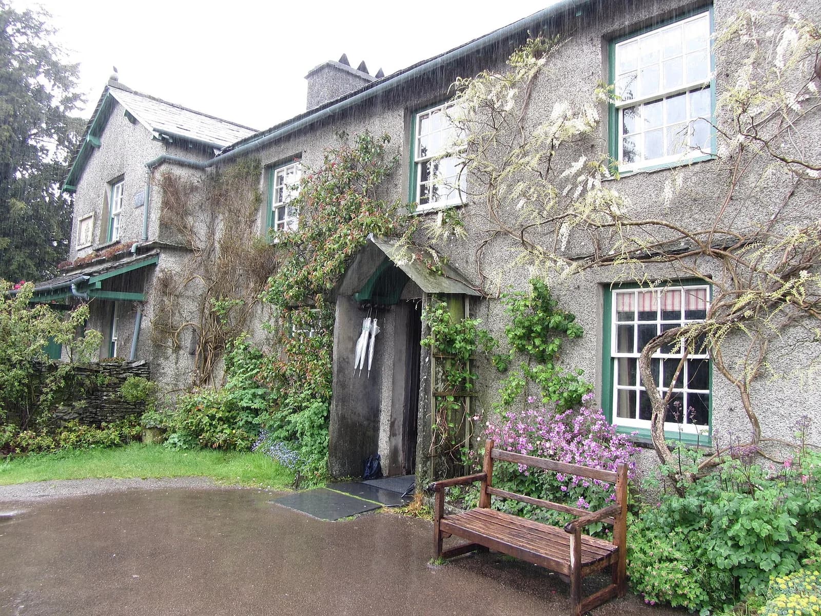 Façade de Hill Top, la ferme de Beatrix Potter à Near Sawrey, avec sa glycine