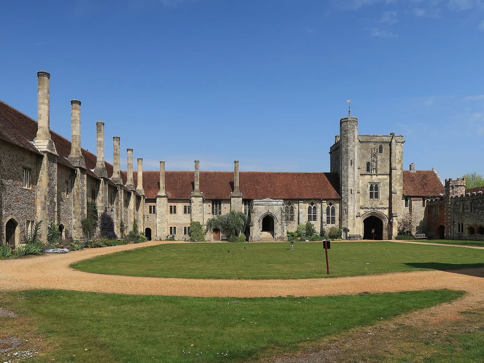 La cour et les maisons de l'Hospital of St Cross à Winchester